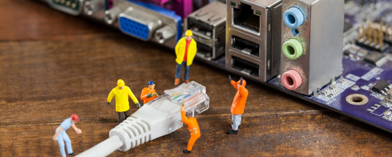 Comparison image showing dp to hdmi vs hdmi to dp adapters and cable connections for monitors and PCs.