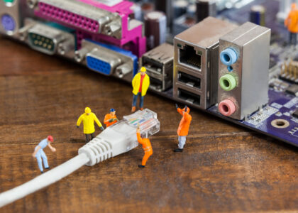 Comparison image showing dp to hdmi vs hdmi to dp adapters and cable connections for monitors and PCs.